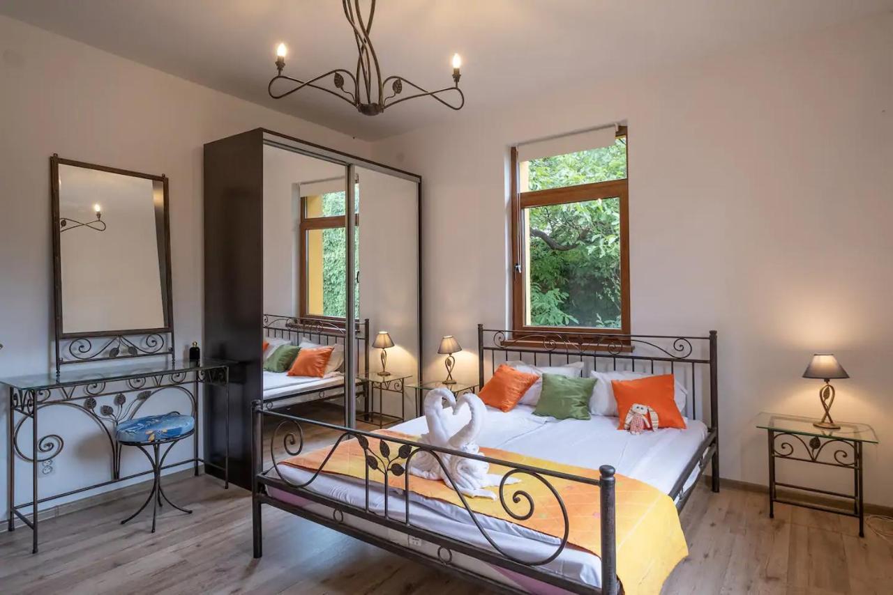 Entire Central House With Guest Rooms & Garden Sofia Exterior photo